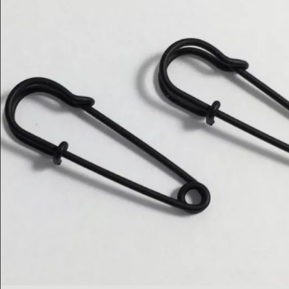 Black goth punk safety pin earrings - Picture 5 of 6